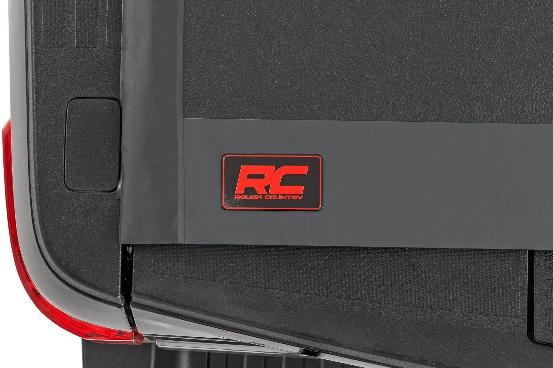 Hard Low Profile Bed Cover | 6'10" Bed | Ford F-250/F-350 Super Duty (17-25)