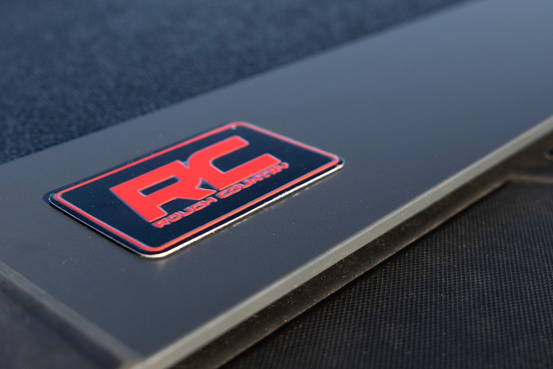 Hard Low Profile Bed Cover | 5' Bed | Chevy/GMC Canyon/Colorado (15-25)