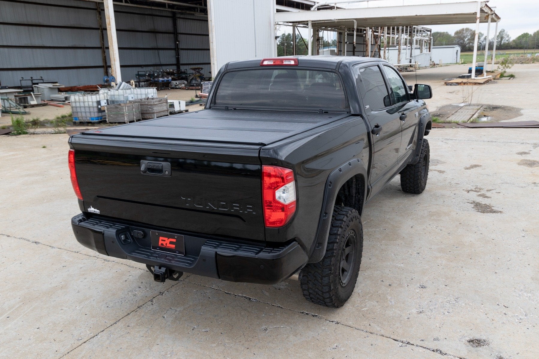 Hard Low Profile Bed Cover | 5'7" Bed | Toyota Tundra 2WD/4WD (2007-2021)
